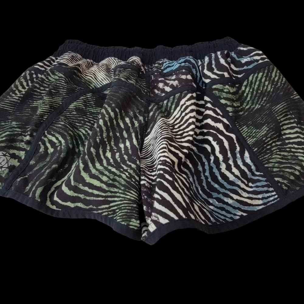 Lululemon's woman's size 8 with side pocket and 2 way stretch.